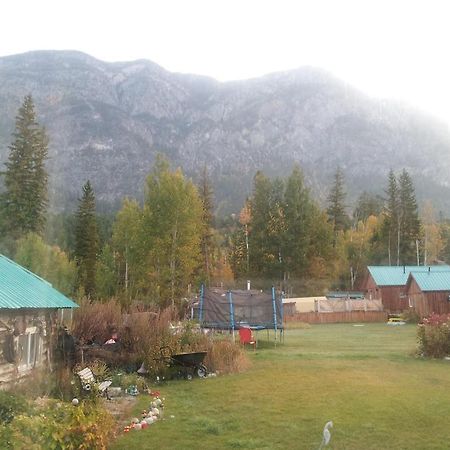 Steamboat Mountain Chalets Hotel Spillimacheen Buitenkant foto