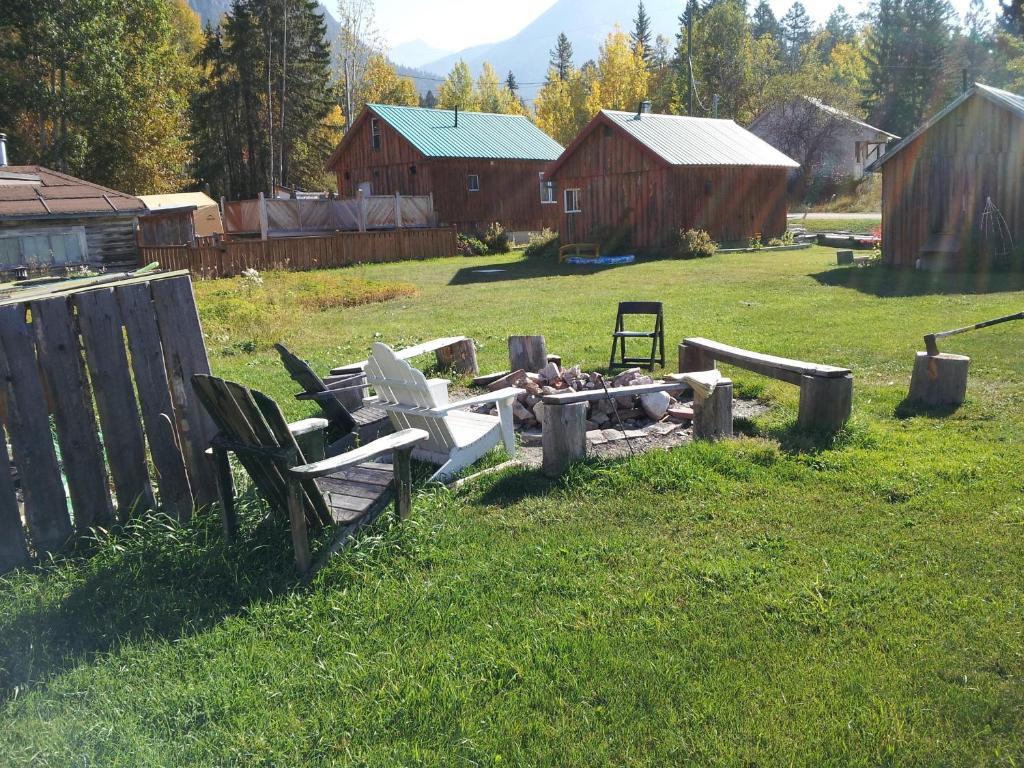 Steamboat Mountain Chalets Hotel Spillimacheen Buitenkant foto
