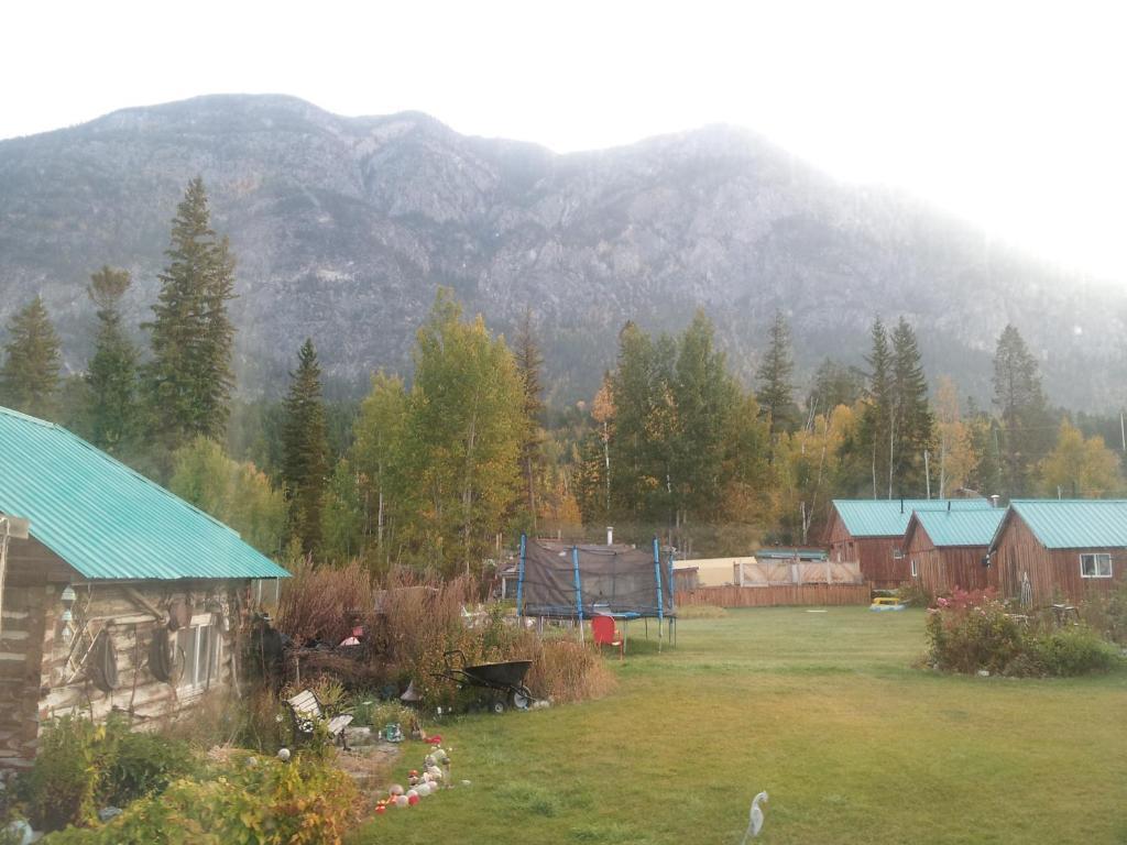 Steamboat Mountain Chalets Hotel Spillimacheen Buitenkant foto
